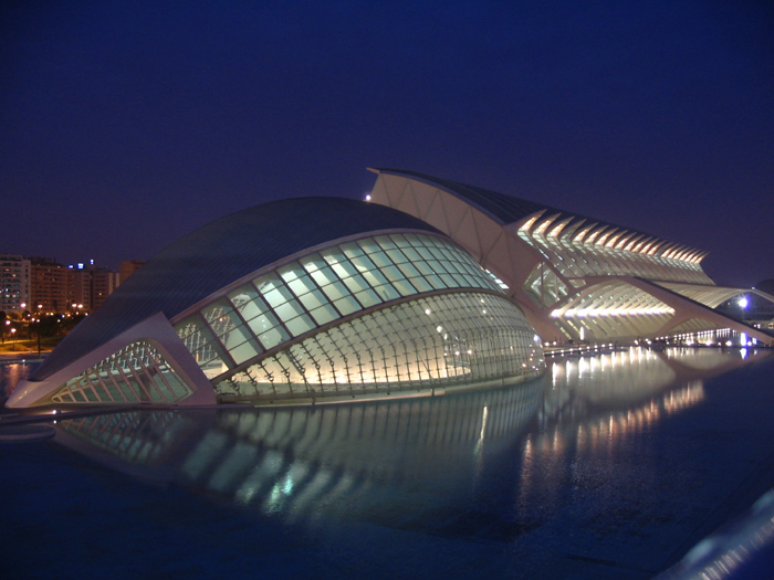 瓦倫西亞的標志性建筑 金屬柱的現(xiàn)代藝術魅力